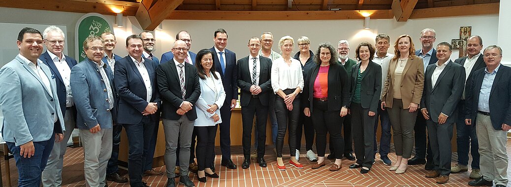 Bayerische und österreichische Mitglieder aus der Region im Lenkungsausschuss zusammen mit den Vertreterinnen und Vertretern der Programmbehörden und der ARGE EUREGIO