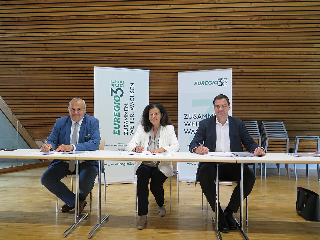 Rat der EUREGIO3 bei der Unterschrift MoU