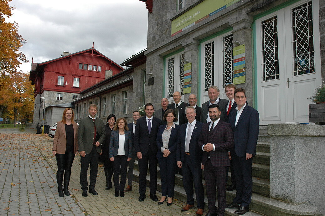 Freude über ein Zusammentreffen an einem historisch bedeutsamen Ort: Vertreter aus der Region zusammen mit Staatssekretärin Juliane Seifert am Bahnhof in Bayerisch Eisenstein.