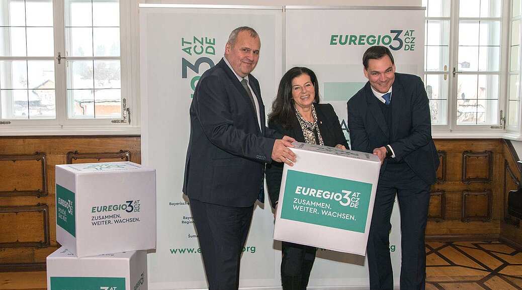 Gabriele Lackner-Strauss, Sebastian Gruber und Libor Picka stellen das neue CI vor